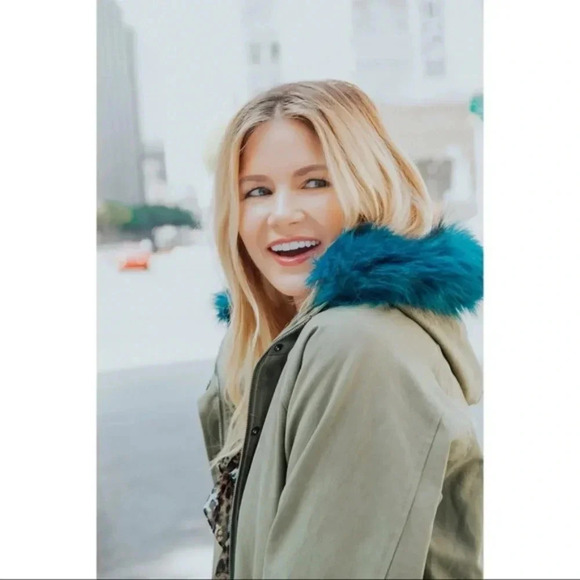 WILLOW AND CLAY Anorak Hooded Parka Jacket With Blue Fur Trim - Picture 2 of 7